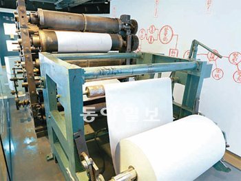 옛날에 신문은 어떻게 인쇄했을까. 활판 위에 잉크를 바르고 종이를 얹어 직접 찍어내는 기계의 모습. 김미옥 기자 salt@donga.com
