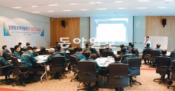 현대중공업 노사가 26일까지 운영하고 있는 퇴직지원 프로그램에서 퇴직 예정자들이 교육을 받고 있다. 이곳에서는 자산관리와 사회보장제도, 재취업, 창업, 귀농, 여가생활 등에 관한 다양한 정보를 제공한다. 현대중공업 노조 제공