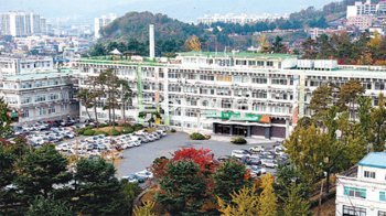 대구 북구 산격동 경북도청 전경. 2014년 경북 안동 예천으로 도청이 이전한 뒤 활용방안을 놓고 대구시가 사업비 조달 문제 때문에 고민에 빠져 있다. 경북도 제공