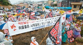 강원 고성군 죽왕면과 인접 지역 주민들은 대림산업이 추진 중인 화력발전소가 천혜의 자연 환경을 훼손할 것이라며 건설에 강력 반발하고 있다. 22일 고성군청 앞에서 열린 화전 건설 반대 집회 모습. 고성군 제공