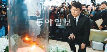 쌍용차 해고근로자 조문 무소속 안철수 대선후보가 24일 서울 중구 정동 덕수궁 앞 쌍용자동차 해고 노동자들의 단식농성 현장을 방문해 천막 안에 설치된 사망 해고 노동자 분향소에 조문하고 있다. 사진공동취재단