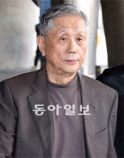 내곡동 사저 특검 수사 시작 전날인 15일 중국으로 출국했던 이명박 대통령의 큰형 이상은 다스 회장이 24일 오후 1시경 인천공항을 통해 입국하고 있다. 한겨레신문 제공