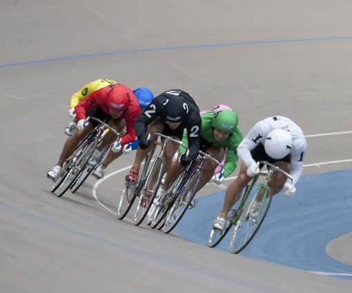 마지막 바퀴를 남겨두고 전력으로 페달을 밟고 있는 경륜 선수들. 가을철 쌍승배당이 큰 폭으로 오르락내리락하는 현상이 빈번해지면서 팬들의 현명한 베팅 전략이 요구되고 있다. 사진제공｜국민체육진흥공단