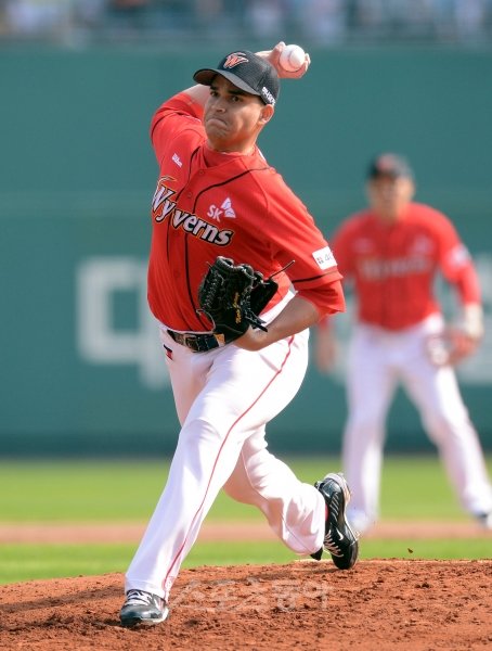 20일 부산 사직야구장에서 열린 2012 프로야구 플레이오프 4차전 롯데자이언츠 대 SK와이번스 경기에 선발 등판한 SK 마리오가 역투하고 있다. 사직 | 김종원기자 won@donga.com 트위터 @beanjjun