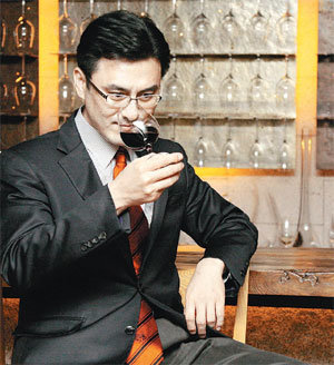 와인 수입사 나라셀라의 신성호 이사가 와인을 시음하고 있다. 숱한 와인을 경험해 본 그는 “와인은 포도가 자라난 땅과 자신을 탄생시킨 사람을 닮는다”는 결론을 얻었다. 나라셀라 제공