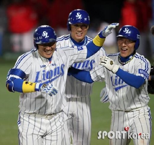 25일 오후 대구 시민구장에서 열린 `2012 팔도 프로야구` 삼성 라이온즈와 SK 와이번즈의 한국시리즈 2차전에서 삼성 5번 최형우가 3회말 2사 만루에서 우중월 만루홈런을 치고 홈인한 뒤 이승엽과 배영섭의 축하를 받고 있다. (대구=스포츠코리아)