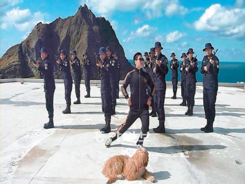 ‘오빤 독도 스타일!’ 경북지방경찰청 독도경비대가 가수 싸이의 강남스타일을 패러디해 만든 독도스타일. 독도 헬기장에서 총검술을 하는 대원들을 마스코트인 삽살개가 쳐다보고 있다. 경북지방경찰청 제공