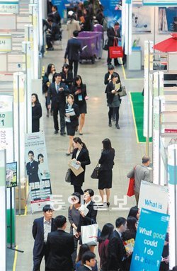 25일 서울 강남구 삼성동 코엑스에서 ‘외국인투자기업 채용박람회’가 열렸다. 구직자들이 외국계기업 부스를 둘러보며 채용정보를 살피고 있다. 박영대 기자 sannae@donga.com