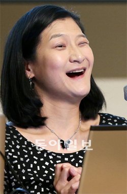 정유선 조지메이슨대 교수는 25일 강연에서 “하늘은 스스로 돕는 자를 돕는다는 상투적인 격언이 나에겐 하늘에서 내려온 동아줄같이 절실했다”고 말했다. 파라다이스복지재단 제공