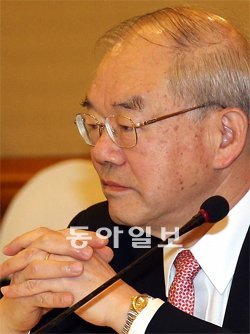 25일 열린 KAIST 이사회에서 내년 2월 23일자 사직서를 제출한 서남표 총장이 굳은 표정을 짓고 있다. 홍진환 기자 jean@donga.com