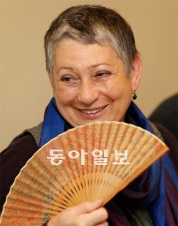 제2회 박경리문학상 수상자인 러시아 작가 류드밀라 울리츠카야는 유전공학연구소 연구원 출신 소설가다. 그는 “나는 사람에 대해 관심이 많다. 연구원일 때는 세포를 보며 인간의 물질을 연구했고, 소설가가 되고 나서는 인간의 내면을 탐구하는 데 노력하고 있다”며 웃음을 지었다. 김미옥 기자 salt@donga.com