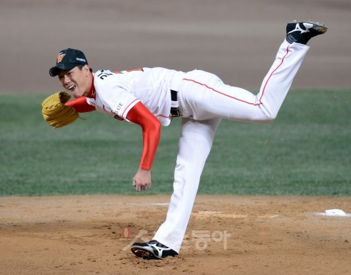 ‘Again 2007’을 꿈꾸는 SK의 희망은 김광현이다. 2007년 KS에서 혜성처럼 나타나 1승2패를 당하며 위태로웠던 SK를 우승까지 이끌었던 에이스가 2012년에도 팀의 구세주가 될 수 있을까. 문학｜김종원 기자 won@donga.com 트위터 beanjjun