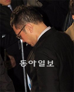 이명박 대통령의 아들 시형 씨가 ‘내곡동 특검’에서 조사를 마친 후 25일 밤 12시를 넘긴 시간에 귀가하고 있다. 김재명 기자 base@donga.com