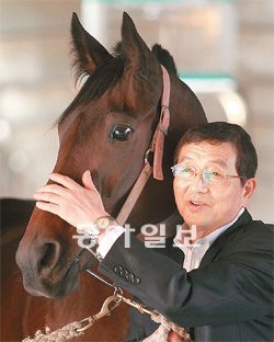 1등만 기억하는 경주마 세계에서 국내 현역 최다 연패(連敗·88연패)란 이색 기록으로 주목받고 있는 차밍걸. 사람으로 치면 40대 후반인 일곱 살의 암컷 경주마다. 마주 변영남 씨(오른쪽)가 경기 과천 서울경마공원에서 차밍걸을 쓰다듬어 주고 있다. 한국마사회 제공