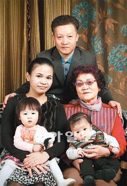 김옥연 할머니(오른쪽)가 필리핀에서 온 며느리, 아들, 손주와 함께 25일 생애 첫 가족사진을 찍었다. 김진철 씨 제공