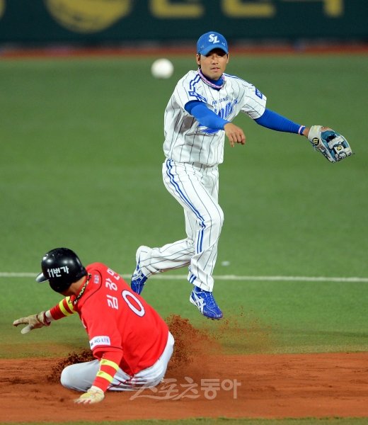 25일 저녁 대구 시민야구장에서 열린 2012 프로야구 삼성과 SK의 한국시리즈 2차전 경기에서 삼성 유격수 김상수가 7회초 무사 1루 SK 타자 박정권의 내야땅볼때 1루 주자 김강민을 2루에서 포스아웃 시키고 1루로 송구하고 있다. 대구ㅣ박화용 기자 inphoto@donga.com 트위터 @seven7sola