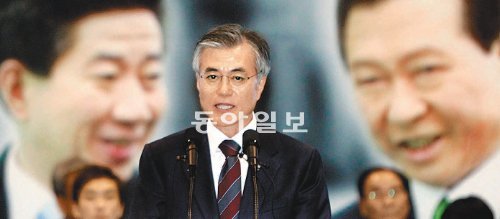 “내가 DJ-盧 적통 계승” 민주통합당 문재인 대선후보가 28일 광주 김대중컨벤션센터에서 열린 광주·전남 선거대책위원회 출범식에서 인사말을 하고 있다. 문 후보 뒤편에 고 노무현 전 대통령과 김대중 전 대통령의 얼굴 사진이 담긴 대형 현수막이 걸려 있다. 광주=박영철 기자 skyblue@donga.com