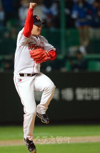 29일 저녁 인천 문학야구장에서 열린 2012 프로야구 SK와 삼성의 한국시리즈 4차전 경기에서SK 송은범이 6회초 2사 1,2루 삼성 타자 조동찬을 7구 삼진으로 잡고 환호하고 있다. 문학ㅣ박화용 기자 inphoto@donga.com 트위터 @seven7sola