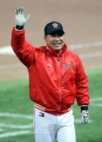 29일 인천 문학야구장에서 열린 2012 프로야구 한국시리즈 4차전 삼성라이온즈 대 SK와이번스 경기에서 4-1 승리를 거두며 홈 2연승으로 시리즈 전적 2승 2패를 기록한 SK 이만수 감독이 경기 종료 후 팬들에게 인사하고 있다. 문학｜김종원기자 won@donga.com 트위터 @beanjjun