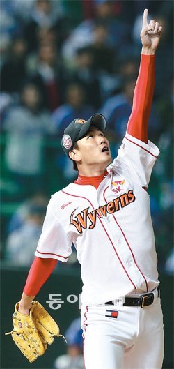SK 김광현이 29일 삼성과의 한국시리즈 4차전에 선발 등판해 팀의 에이스 역할을 톡톡히 해냈다. 그는 5이닝 동안 삼진 4개를 잡고 6안타 1실점으로 호투하며 4-1 승리를 이끌어 4차전 최우수선수(MVP)에 선정됐다. 5회초 2사 2루에서 삼성 배영섭을 우익수 뜬 공으로 범타 처리한 김광현이 손가락으로 볼의 위치를 가리키고 있다. 인천=양회성 기자 yohan@donga.com