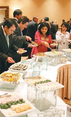 “한국 요리 최고” 23일부터 26일까지 과테말라의 수도 과테말라시티 인터콘티넨털 호텔에서 한-과테말라 수교 50주년 기념 한국음식 페스티벌이 열렸다. 24일 행사에 참가한 외국인들이 한국인 조리사들이 만든 요리를 맛보며 즐거워하고 있다. 과테말라시티=이기진 기자 doyoce@donga.com