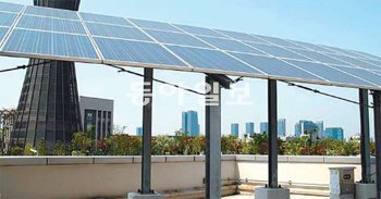 11월 말 개원 예정인 인천대 송도캠퍼스 내 어린이집 옥상에 설치된 태양열 집열판. 인천대는 이 같은 재생에너지 설비를 확대하고 있으며, 유엔 녹색기후기금(GCF)과 연계한 6대 전략사업을 추진한다. 인천대 제공