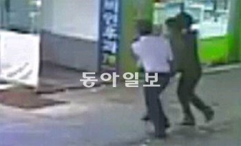 부산 시내 중심지인 부산진구 서면 일대 휴대전화 판매점 앞에서 판매사원 두 명이 지나가는 여성의 팔짱을 끼고 강제로 판매점 안으로 데려가고 있다. 부산진경찰서 제공