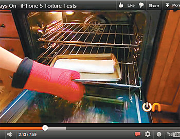 3일 공개한 ‘아이폰5 고문 테스트’ 동영상. 진행자가 섭씨 200도 이상의 오븐에서 수건에 싼 ‘아이폰5’를 1시간가량 구운 뒤 꺼내고 있다. 유튜브 화면 캡처