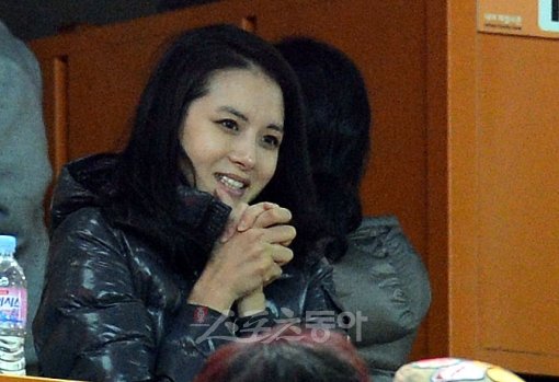 29일 인천 문학야구장에서 열린 2012 프로야구 한국시리즈 4차전 삼성라이온즈 대 SK와이번스 경기에 삼성 이승엽의 아내 이송정씨가 경기를 관전하고 있다. 문학 | 김종원기자 won@donga.com 트위터 @beanjjun