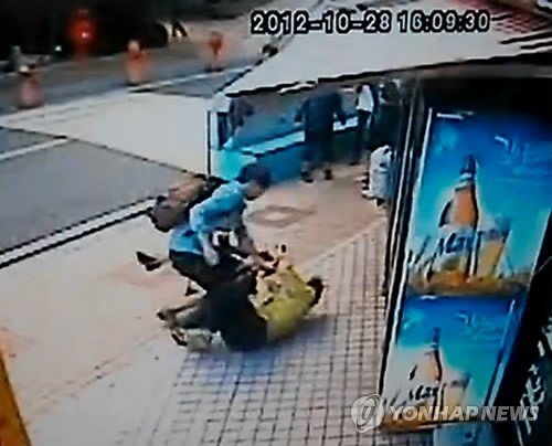60대 취객이 길가던 여성의 머리채를 잡아채고 폭력을 행사하자, 남자 친구가 이 60대 취객을 쓰러뜨린 장면. 사진=묻지마 폭행 CCTV 화면 캡쳐