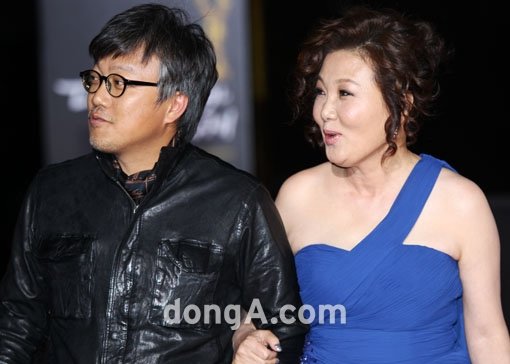 (왼쪽부터) 최동훈 감독, 배우 김해숙. 국경원 기자 onecut@donga.com