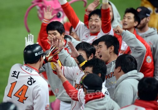 ‘소년장사’의 가공할 만한 위력을 확인할 수 있었던 홈런이었다. SK 최정(14번)이 29일 KS 4차전 4회말 1사 후 방망이가 부러지는 와중에도 백투백 홈런을 때린 뒤 덕아웃에서 동료들의 축하를 받고 있다. 문학｜김종원 기자 won@donga.com 트위터 @beanjjun