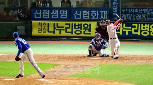 SK 최정(오른쪽)이 29일 KS 4차전 4회말 좌월솔로홈런을 터트리고 있다. 문학｜김민성기자 marineboy@donga.com 트위터 @bluemarine007