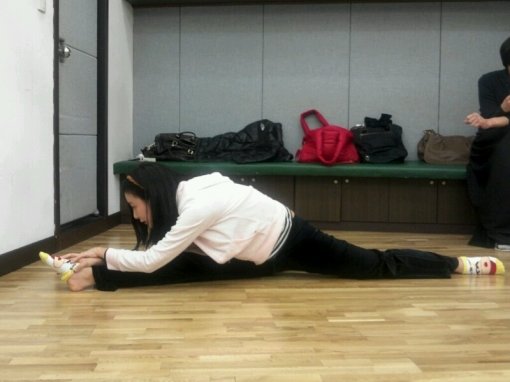 서울 동숭동 ‘삼천’ 연습실에서 최주리가 스트레칭을 하며 몸을 풀고 있다. 사진제공｜최주리