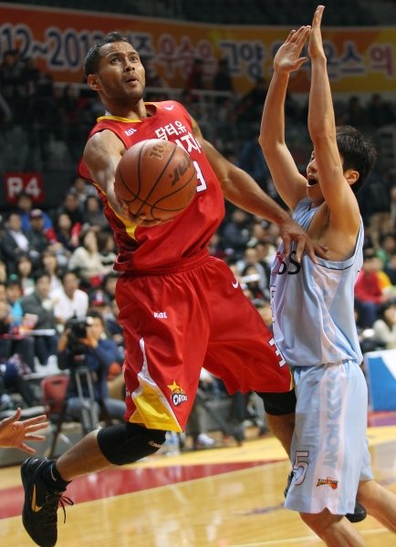 오리온스 가드 전태풍(왼쪽)이 30일 고양 실내체육관에서 열린 모비스와의 홈경기서 김시래의 수비를 뚫고 골밑슛을 시도하고 있다. 사진제공｜KBL