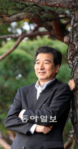 40년간 전남 진도를 비롯해 한국 곳곳을 다니며 연구해온 일본의 문화인류학자 이토 아비토 교수. 그가 카메라에 담았던 1972년 진도의 풍경은 이제 아득한 추억이 되었다. 김미옥 기자 salt@donga.com