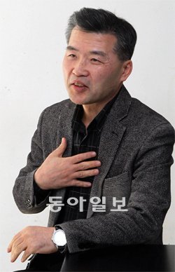 시집 ‘갈라진다 갈라진다’를 펴낸 김기택 시인. 시인은 “나뭇가지도, 손가락도, 정치인들도 우리 주변에는 갈라지는 것들이 많다”고 말했다. 동아일보DB