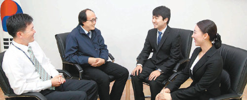 웰크론강원 이훈규 상무, 손기태 전무가 입사지원자 서희창, 김혜미 씨(왼쪽부터)에게 웰크론강원의 급여와 복지, 비전 등을 설명하며 입사지원자의 눈높이에 맞게 궁금증을 풀어주고 있다. 장승윤 기자 tomato99@donga.com