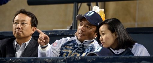 ‘언젠가는 우리도!’ 제9구단 NC 다이노스 김택진 구단주(가운데)가 부인인 윤송이 엔씨소프트 부사장(오른쪽)과 함께 31일 
잠실구장을 찾아 KS 5차전을 관전하고 있다. 왼쪽은 NC 다이노스 이태일 대표이사. 잠실｜김종원 기자 won@donga.com 
트위터@beanjjun