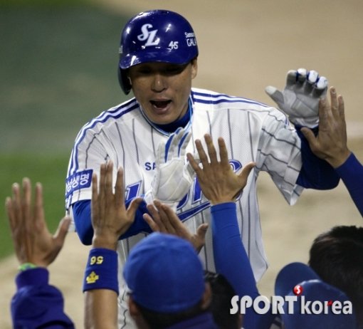 이승엽이 3회 홈인 후 동료들과 하이파이브를 나누고 있다.