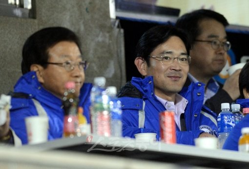 삼성전자 이재용 사장이 31일 잠실구장을 찾아 SK-삼성의 KS 5차전을 흥미로운 표정으로 관전하고 있다.잠실｜김종원 기자