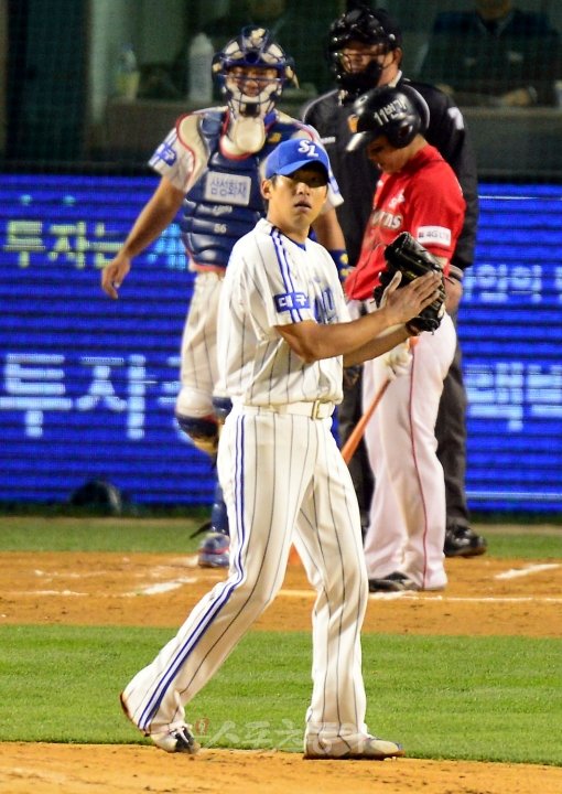 6회초 윤성환이 정근우를 삼진아웃시킨 뒤 환호하고 있다. 잠실 | 김민성 기자 marineboy@donga.com 트위터 @bluemarine007