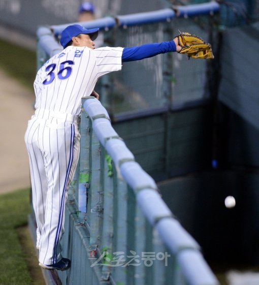 이승엽이 8회 정근우의 파울볼을 불펜투구장까지 달려가 잡으려 했으나 놓치고 있다. 잠실 | 김종원기자 won@donga.com 트위터 @beanjju