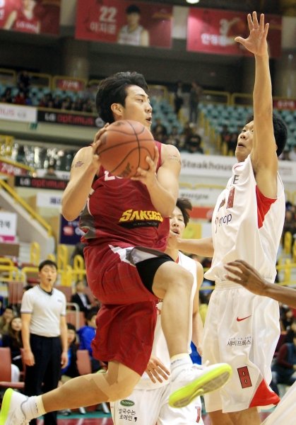 LG 정창영(왼쪽)이 31일 창원체육관에서 열린 SK와의 홈경기에서 박상오의 수비를 피해 패스를 시도하고 있다. 사진제공｜KBL