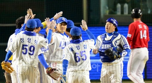 경기에 승리한 삼성 선수들이 그라운드에서 환호하고 있다. 잠실 | 김민성 기자 marineboy@donga.com 트위터 @bluemarine007