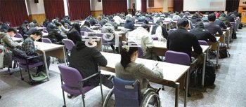 장애인 400명 시험 열기 31일 경기 성남시 한국장애인고용센터에서 실시된 LG그룹 인·적성검사에서 장애인 400여 명이 시험을 치르고 있다. LG그룹 제공
