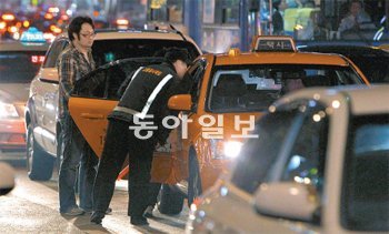 지난해 심야택시 승차 거부 현장. 밤 12시 무렵 서울 강남역 사거리에서 서울시 단속반원이 목적지만 묻고 승객을 태우지 않은 택시를 세워 단속하고 있다. 원대연 기자 yeon72@donga.com