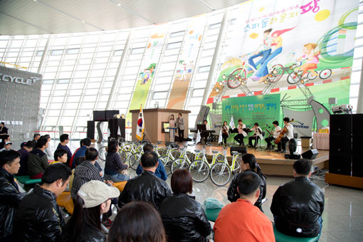 9월19일 광명 스피돔 라운지에서 열린 ‘스피돔자전거 힐링프로젝트’ 발대식. 스피돔은 다양한 문화·스포츠 행사개최, 기부사업 등을 통해 지역 및 소외계층과의 나눔활동을 지속적으로 펼치고 있다. 사진제공｜국민체육진흥공단