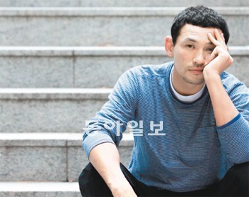 스티븐 손드하임의 뮤지컬 ‘어쌔신’으로 연출가로 데뷔하는 배우 황정민은 “예고 연극반 시절 연출을 해봤고, 대학에서 무대미술을 전공했고 배우로도 많은 작품에서봤기 때문에 연출에 대한 두려움은 없었다”면서도 “막상 연출을 맡고 보니 손드하임의 노래와 대본이 생각보다 어려워 고전 중”이라며 씩 웃었다. 샘컴퍼니 제공