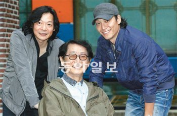 배우 전무송 씨의 배우 데뷔 50년 기념 공연 ‘보물’을 위해 의기투합한 전 씨 가족. 왼쪽부터 사위 김진만 씨, 전 씨, 아들 진우 씨. 변영욱 기자 cut@donga.com